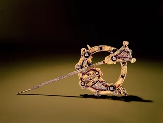 Tara Brooch, Bettystown, County Meath (gjutet silver täckt med guldfolie, pärlor, guld, bärnsten och glas)